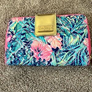 Lilly pulitzer logo is slightly scratched  from wear. See pic.